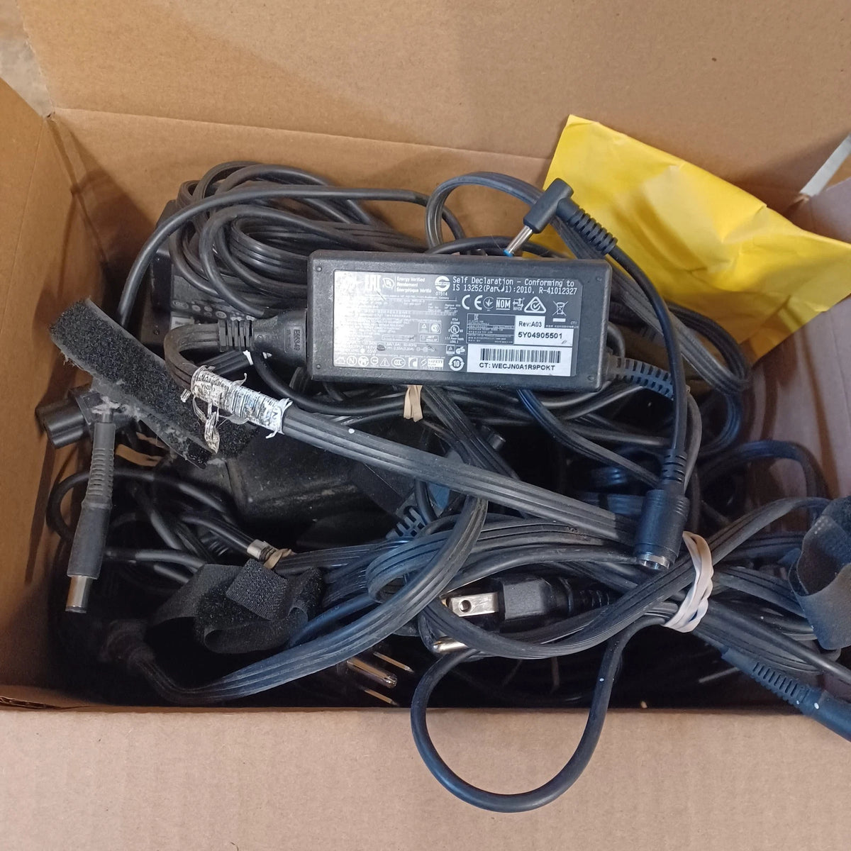 Lot of 10- Used HP 65w Big Barrel Adapters w/ Small Blue Tip Converters
